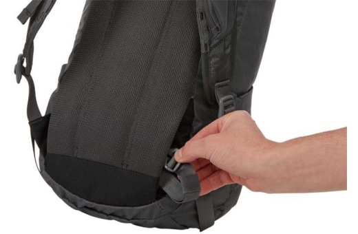 Strömlinjeforma väskan genom att ta bort bröstremmen och stoppa höftbältet bakom ryggpanelen